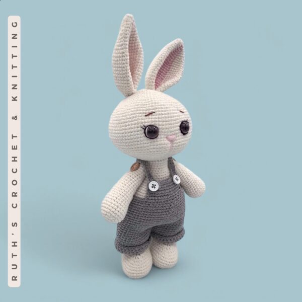 Conejo de Pascua Rosado de Crochet con Overoles | Albi - Imagen 3