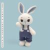 Conejo de Pascua Azul de Crochet con Overoles | Albi - Imagen 3