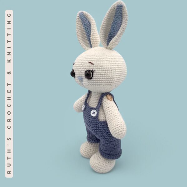 Conejo de Pascua Azul de Crochet con Overoles | Albi - Imagen 10
