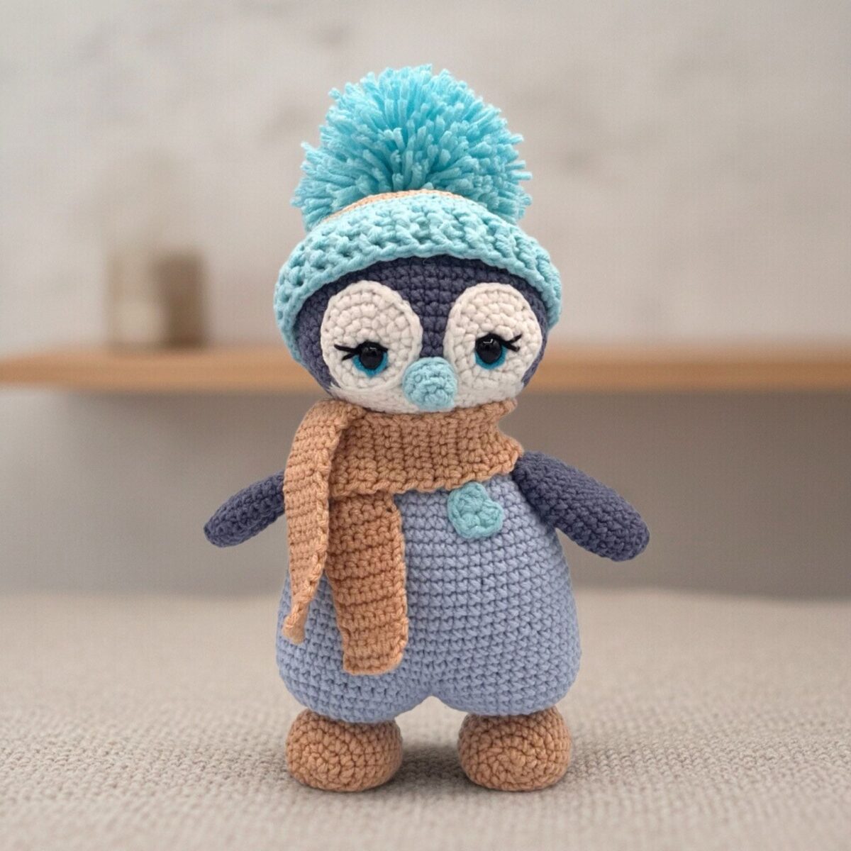 Pingüino Amigurumi Hecho a Mano – 23 cm / 9 in (incluyendo gorro) – Azul Turquesa o Rosado – Mezcla de Algodón – Peluche coleccionable - Imagen 2