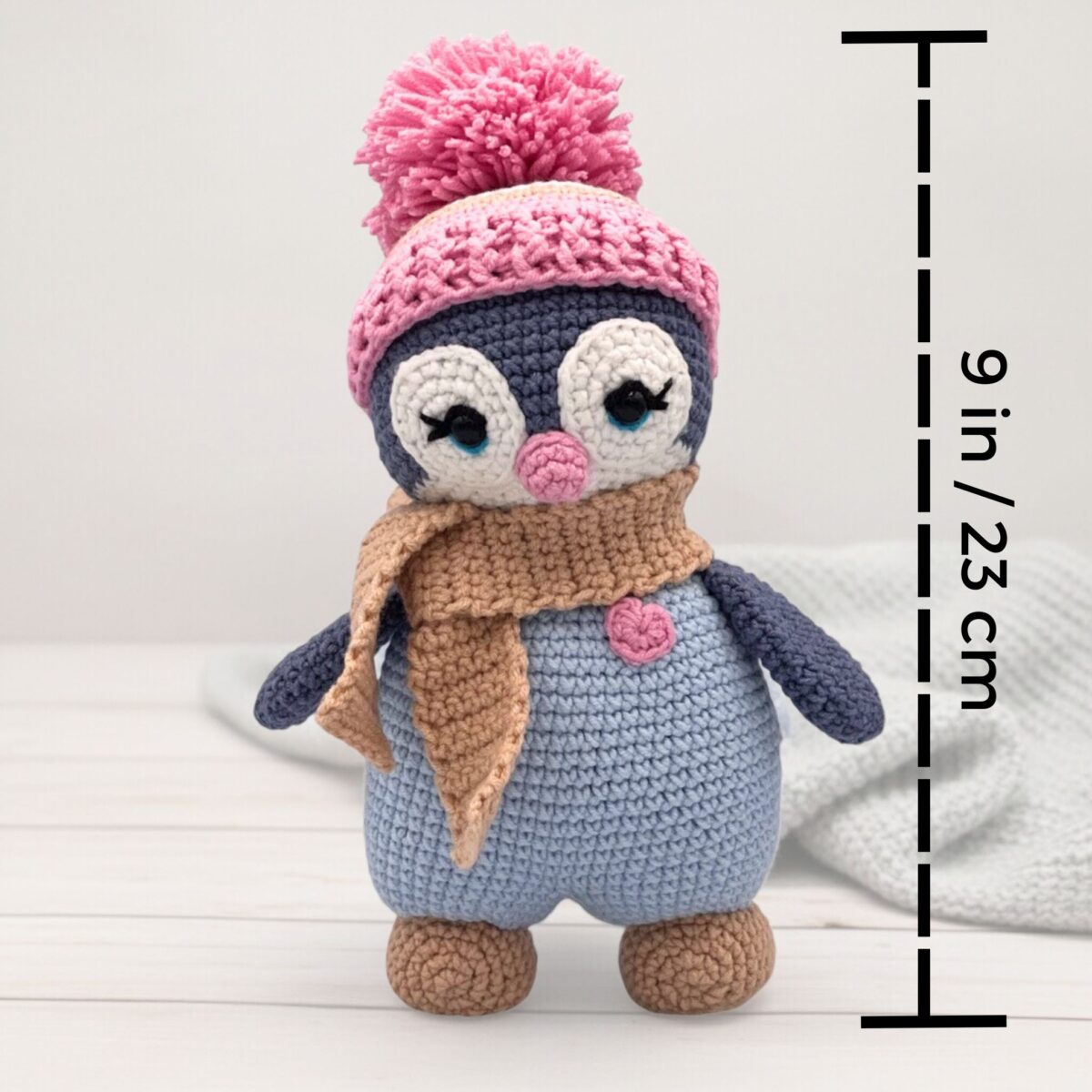 Pingüino Amigurumi Hecho a Mano – 23 cm / 9 in (incluyendo gorro) – Azul Turquesa o Rosado – Mezcla de Algodón – Peluche coleccionable - Imagen 5