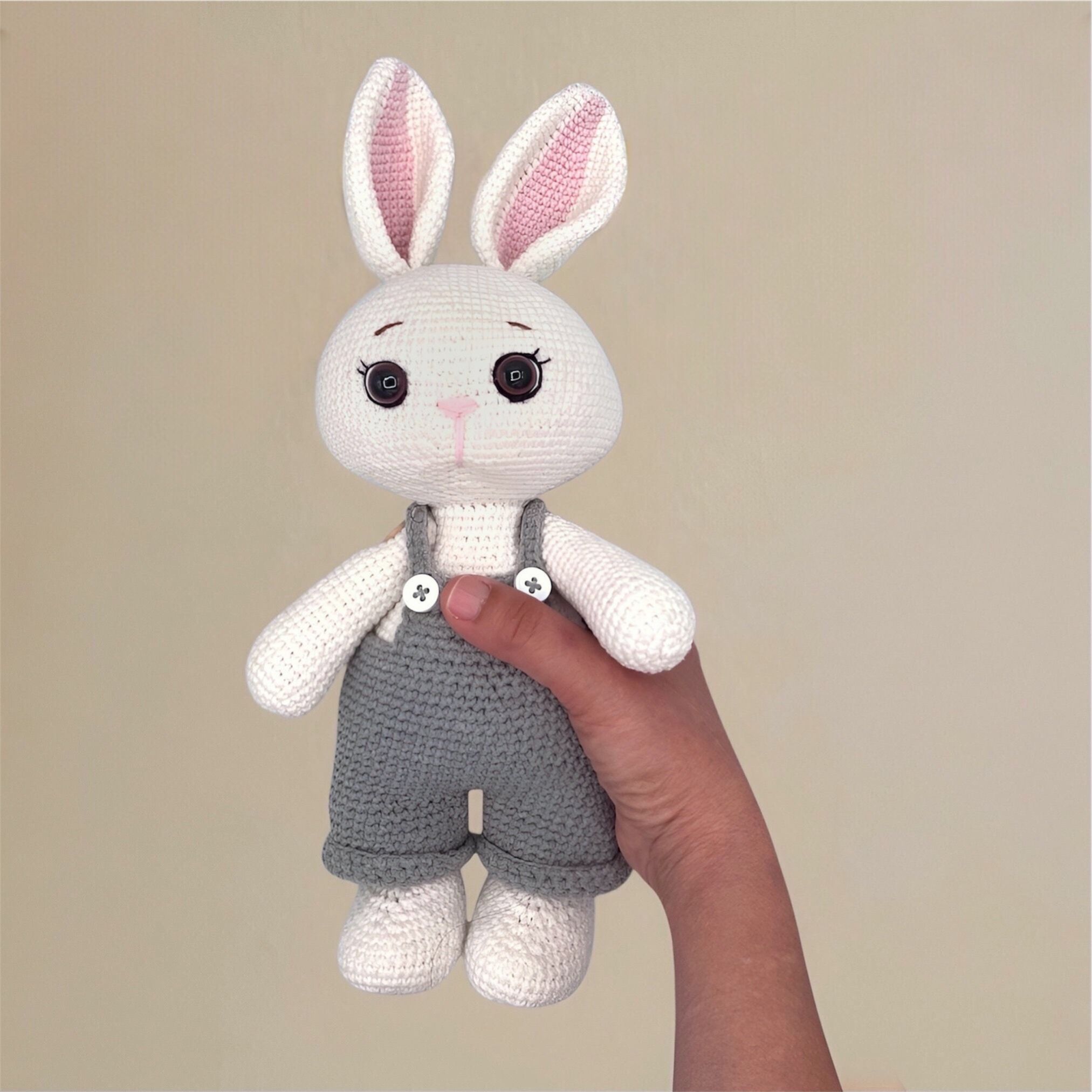 Conejo de Pascua de Crochet con Overol Removible – 34 cm / 13 in – Pareja o Individual (azul y rosa) – Mezcla de Algodón – Peluche coleccionable – Albi - Imagen 5
