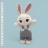 Conejito tejido a crochet con overol gris y detalles rosados – Regalo para Baby Shower y Decoración de Guardería - Imagen 3
