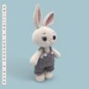 Conejito tejido a crochet con overol gris y detalles rosados – Regalo para Baby Shower y Decoración de Guardería - Imagen 4