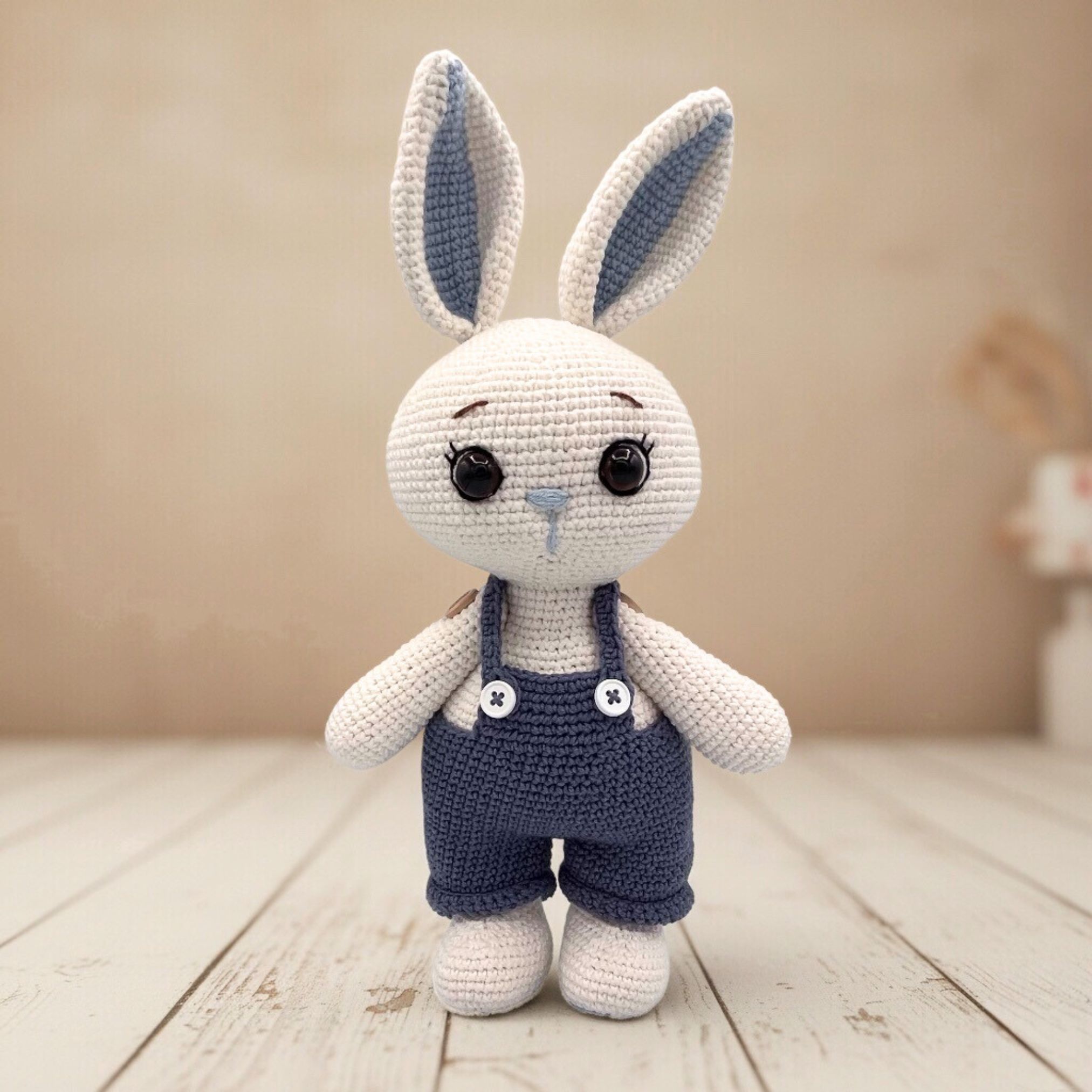 Conejo de Pascua de Crochet con Overol Removible – 34 cm / 13 in – Azul o Rosa – Mezcla de Algodón – Peluche coleccionable – Albi - Imagen 2
