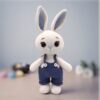 Conejo tejido a crochet – Amigurumi hecho a mano con overol (13” / 34 cm) - Imagen 2