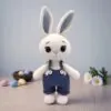 Conejo tejido a crochet – Amigurumi hecho a mano con overol (13” / 34 cm) - Imagen 10