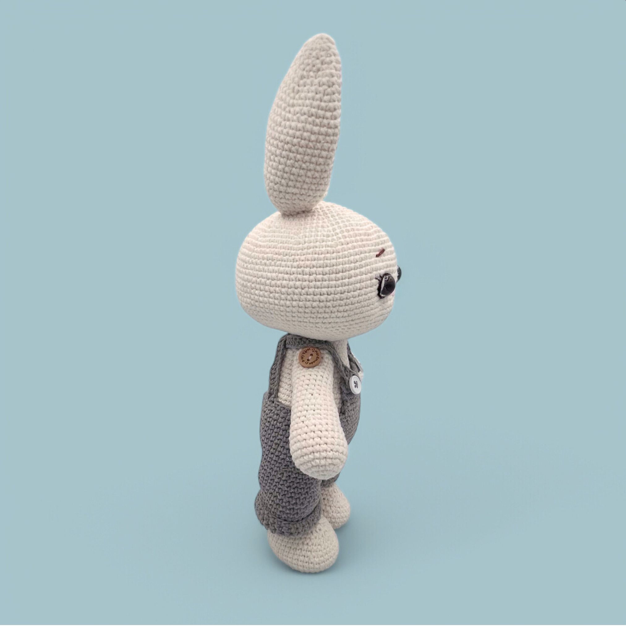 Conejo de Pascua de Crochet con Overol Removible – 34 cm / 13 in – Azul o Rosa – Mezcla de Algodón – Peluche coleccionable – Albi - Imagen 10
