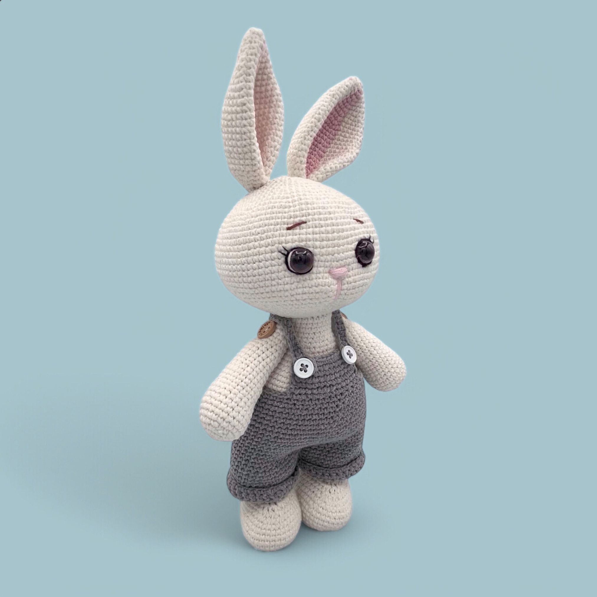 Conejo de Pascua de Crochet con Overol Removible – 34 cm / 13 in – Azul o Rosa – Mezcla de Algodón – Peluche coleccionable – Albi - Imagen 9