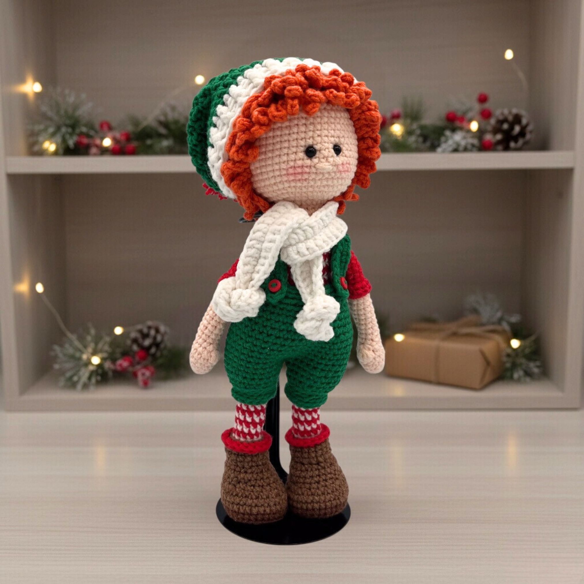 Muñeco Elfo Navideño de Crochet – 23 cm / 9 in (excluyendo gorro) – Mezcla de algodón – Decoración artesanal - Imagen 2