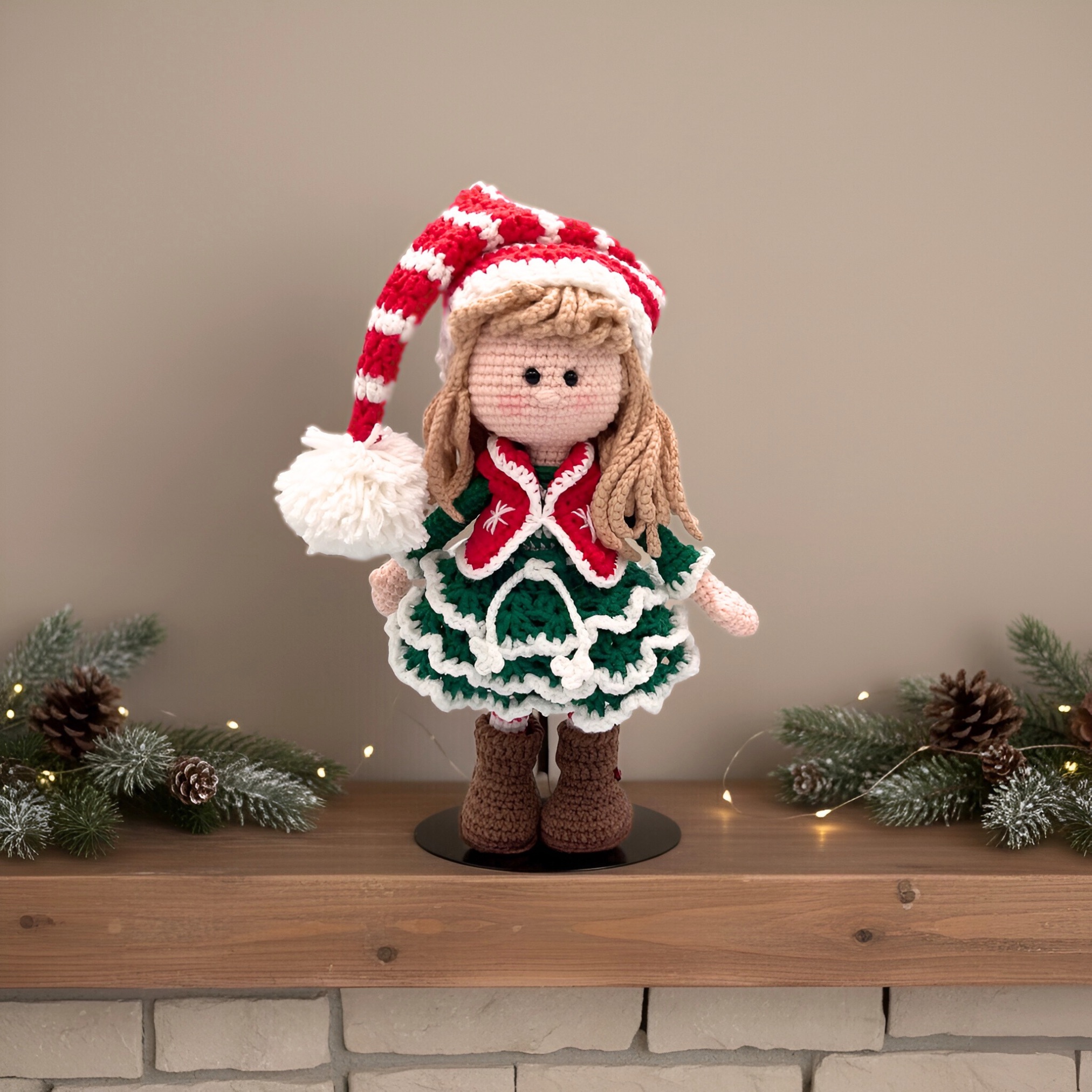 Muñeca Elfo Navideña de Crochet – 23 cm / 9 in (excluyendo gorro) – Mezcla de Algodón – Decoración navideña hecha a mano - Imagen 4