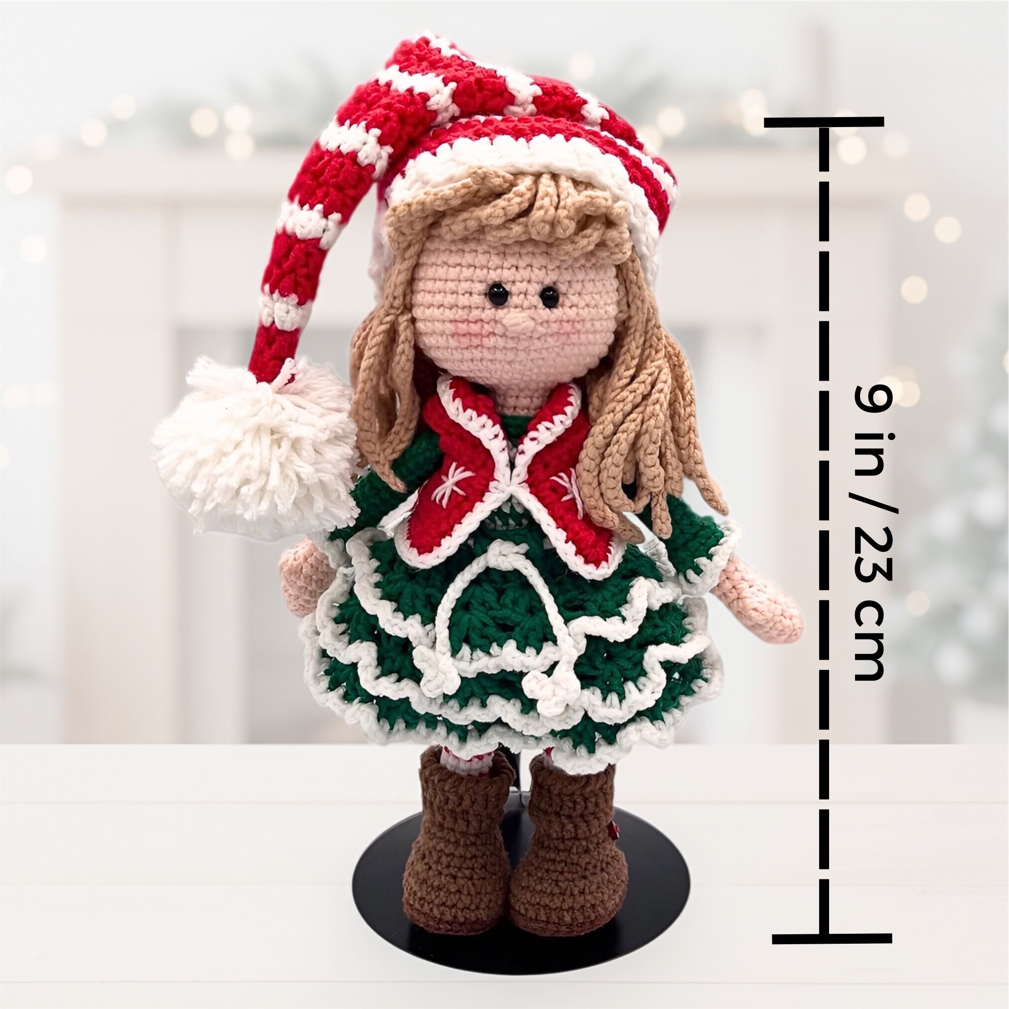 Muñeca Elfo Navideña de Crochet – 23 cm / 9 in (excluyendo gorro) – Mezcla de Algodón – Decoración navideña hecha a mano - Imagen 5