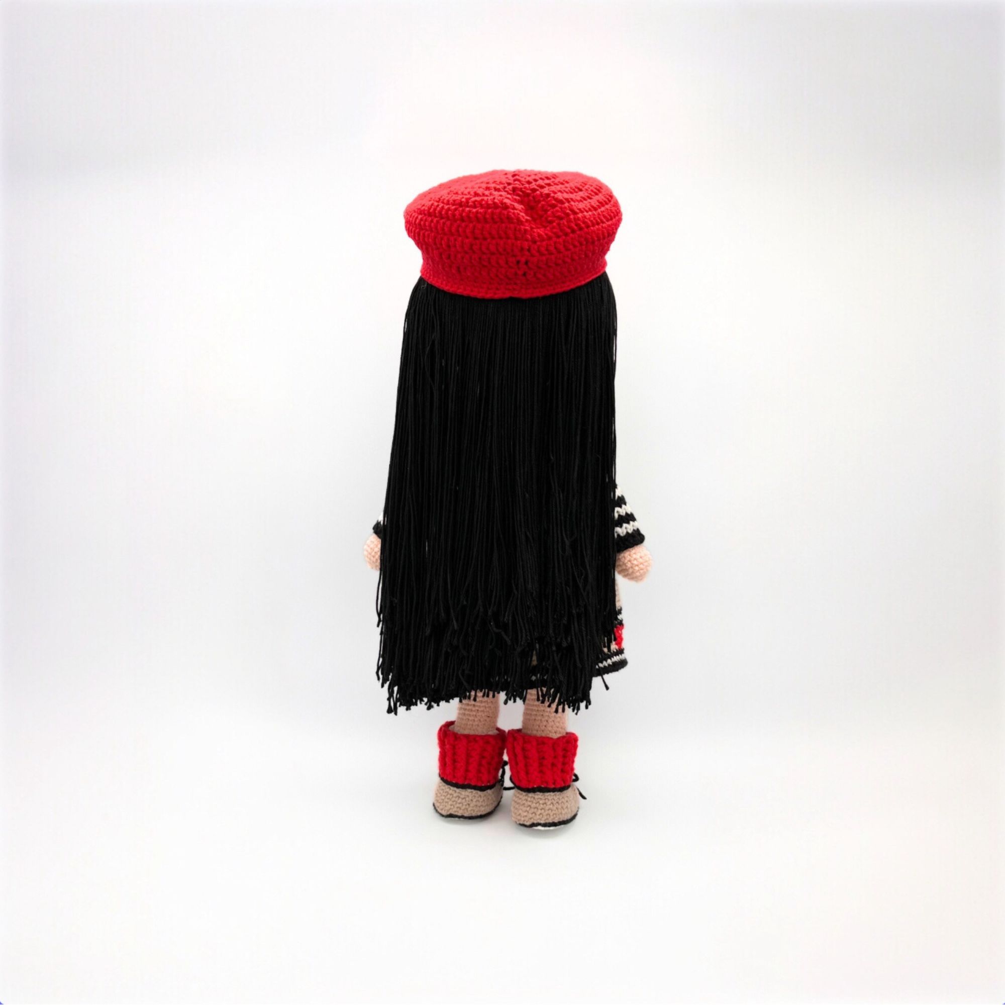 Muñeca Amigurumi de Crochet con Gorra Roja y Vestido de Corazones – 38 cm / 15 in – Mezcla sde Algodón – Coleccionable y Hecho a Mano - Imagen 11