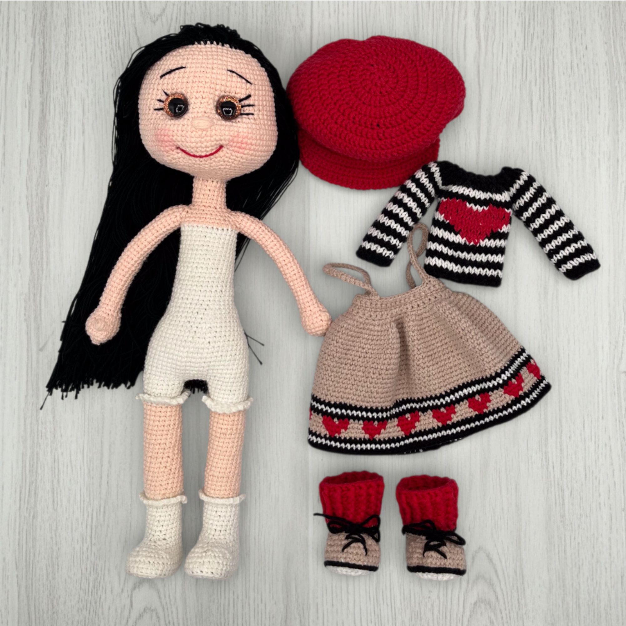 Muñeca Amigurumi de Crochet con Gorra Roja y Vestido de Corazones – 38 cm / 15 in – Mezcla sde Algodón – Coleccionable y Hecho a Mano - Imagen 3
