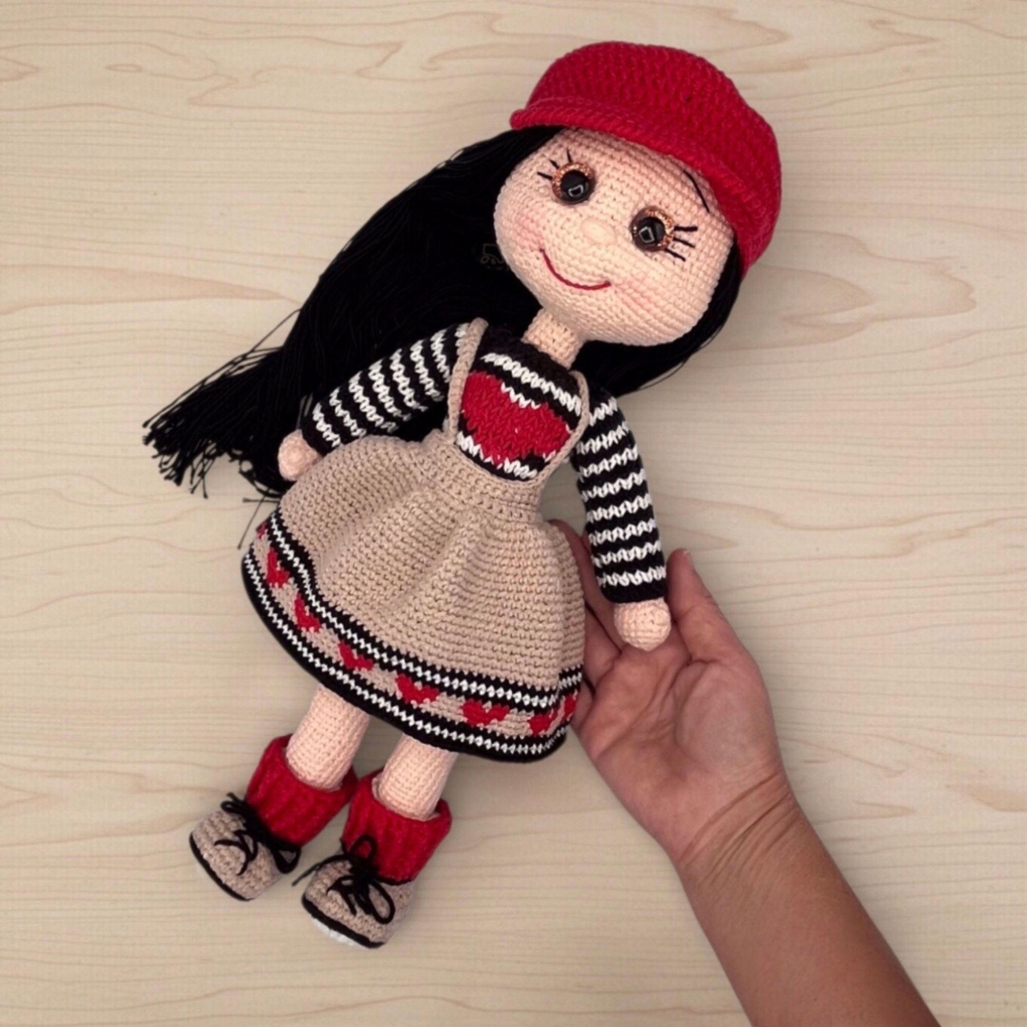 Muñeca Amigurumi de Crochet con Gorra Roja y Vestido de Corazones – 38 cm / 15 in – Mezcla sde Algodón – Coleccionable y Hecho a Mano - Imagen 5