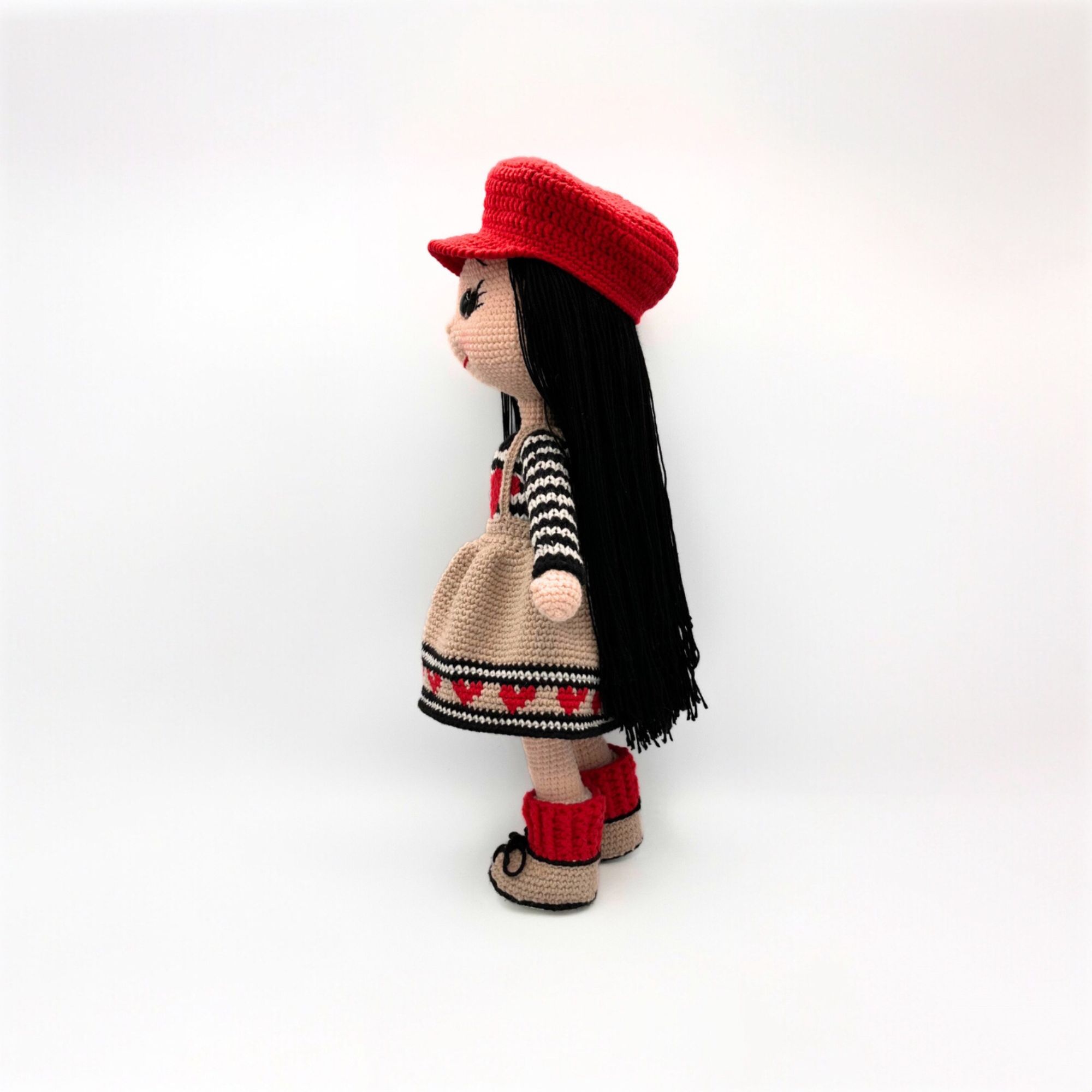 Muñeca Amigurumi de Crochet con Gorra Roja y Vestido de Corazones – 38 cm / 15 in – Mezcla sde Algodón – Coleccionable y Hecho a Mano - Imagen 13