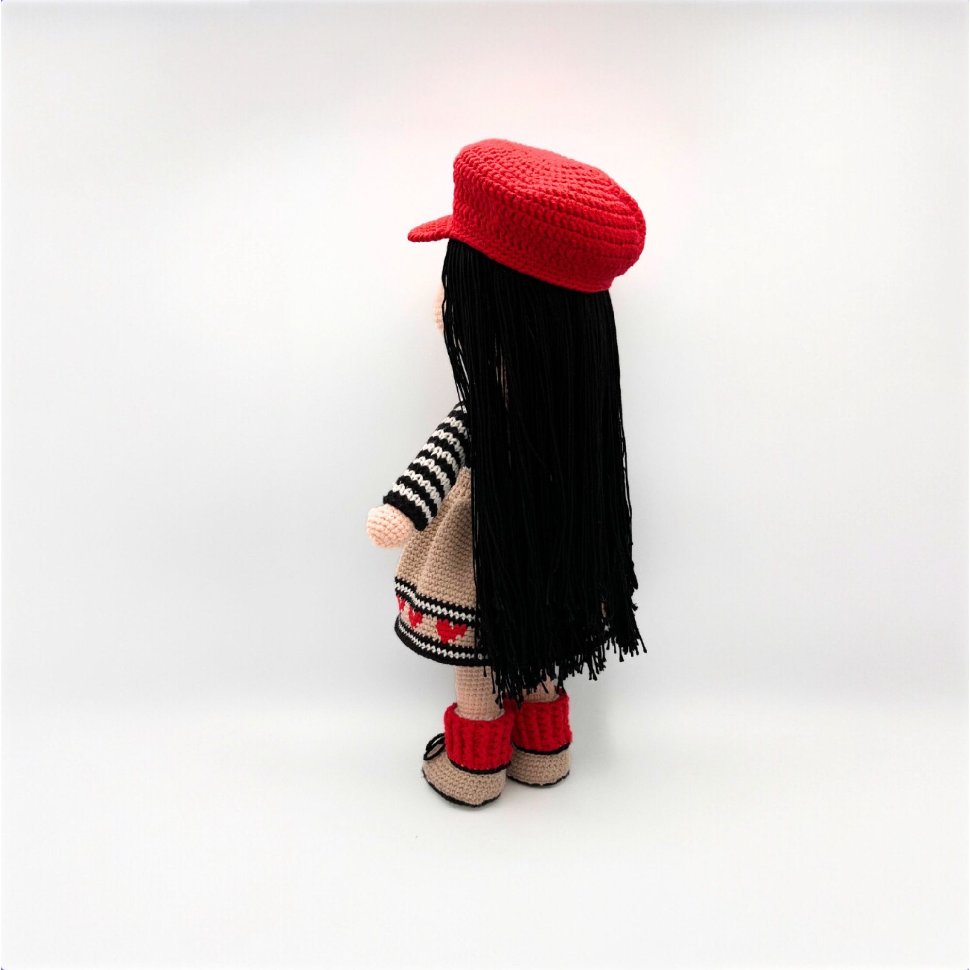 Muñeca Amigurumi de Crochet con Gorra Roja y Vestido de Corazones – 38 cm / 15 in – Mezcla sde Algodón – Coleccionable y Hecho a Mano - Imagen 12