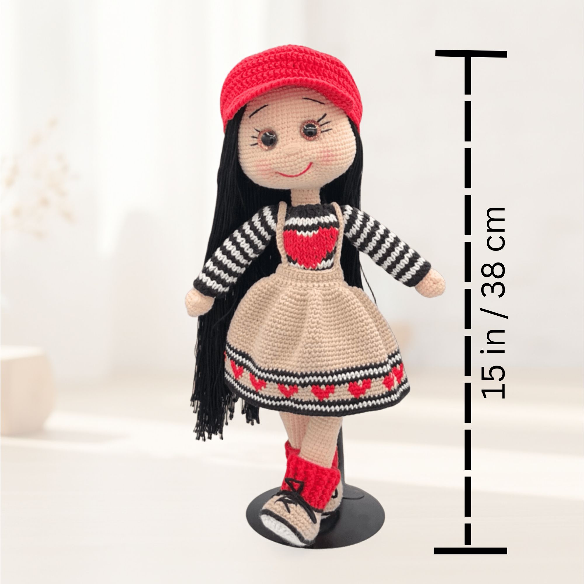 Muñeca Amigurumi de Crochet con Gorra Roja y Vestido de Corazones – 38 cm / 15 in – Mezcla sde Algodón – Coleccionable y Hecho a Mano - Imagen 6
