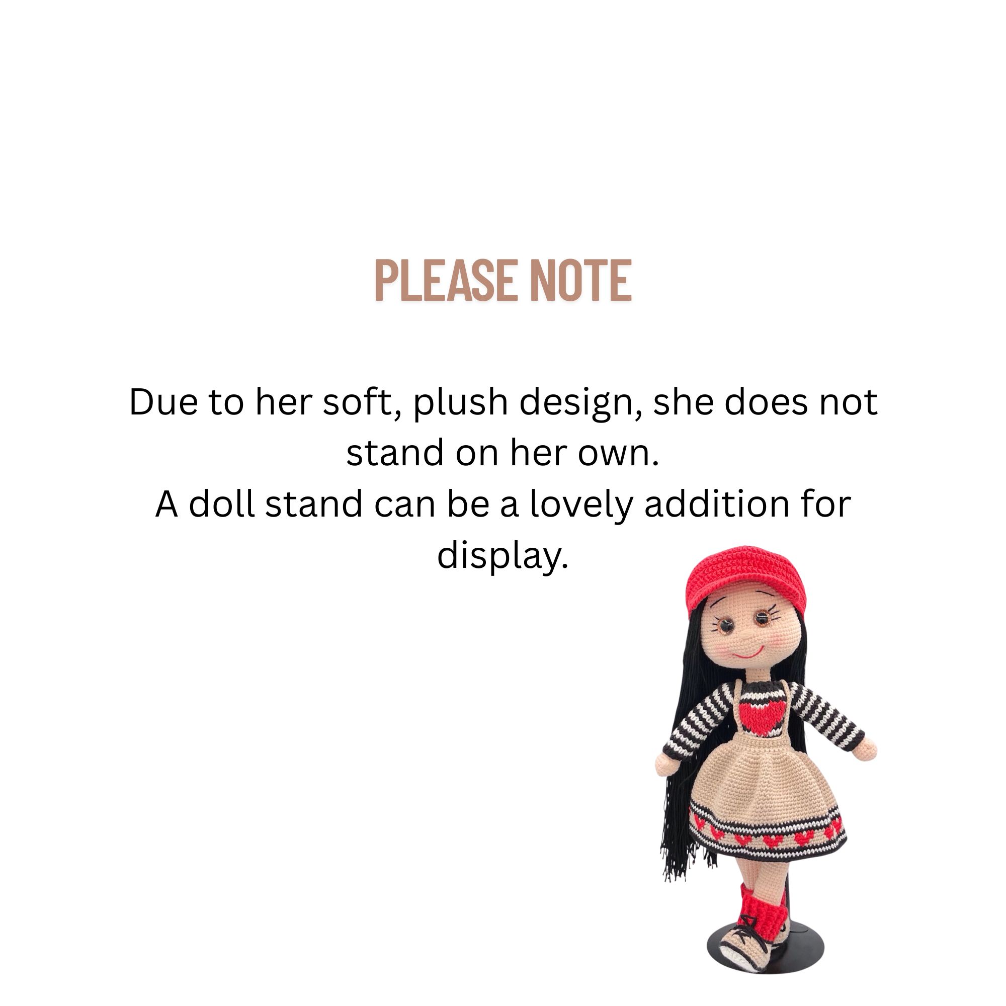 Muñeca Amigurumi de Crochet con Gorra Roja y Vestido de Corazones – 38 cm / 15 in – Mezcla sde Algodón – Coleccionable y Hecho a Mano - Imagen 4