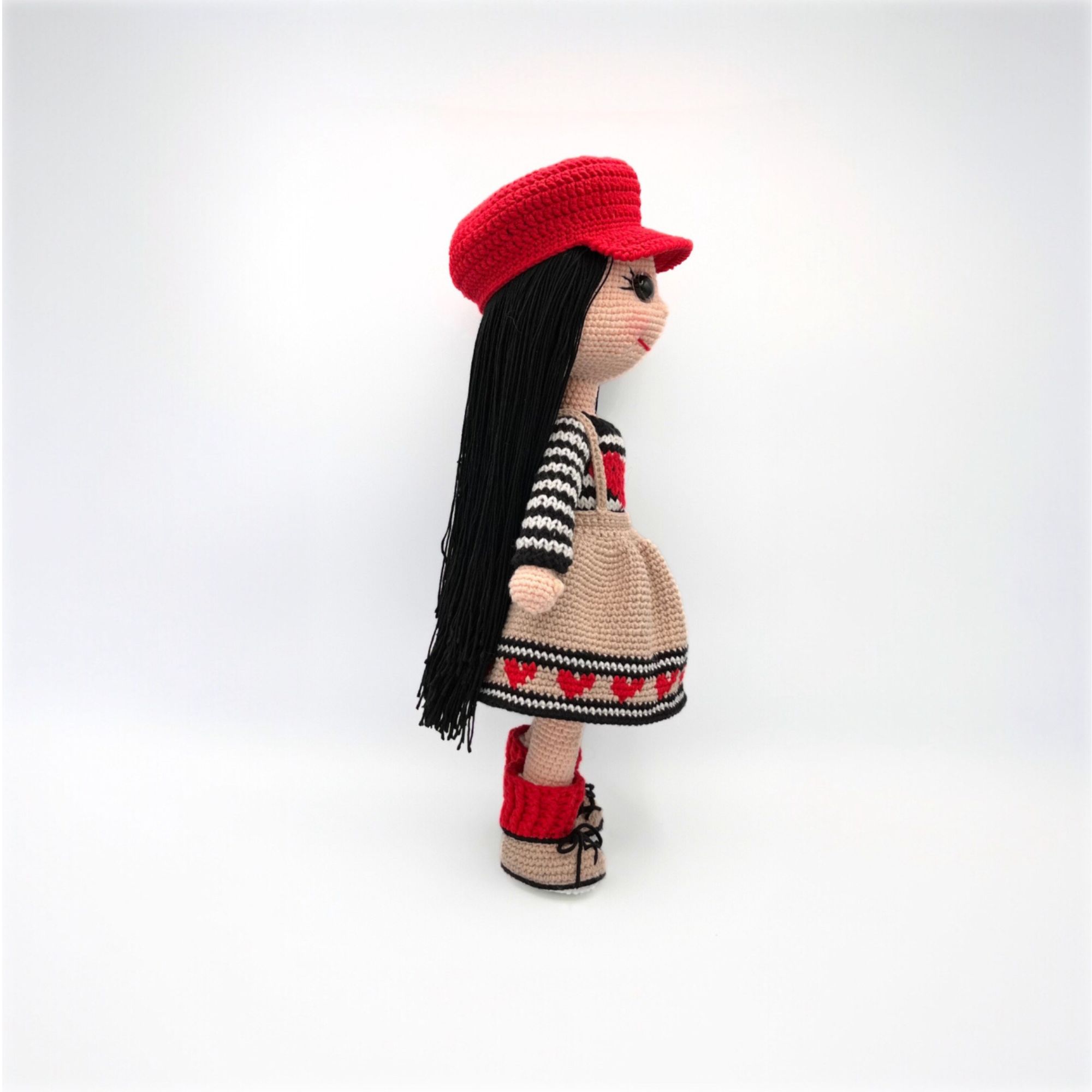 Muñeca Amigurumi de Crochet con Gorra Roja y Vestido de Corazones – 38 cm / 15 in – Mezcla sde Algodón – Coleccionable y Hecho a Mano - Imagen 9