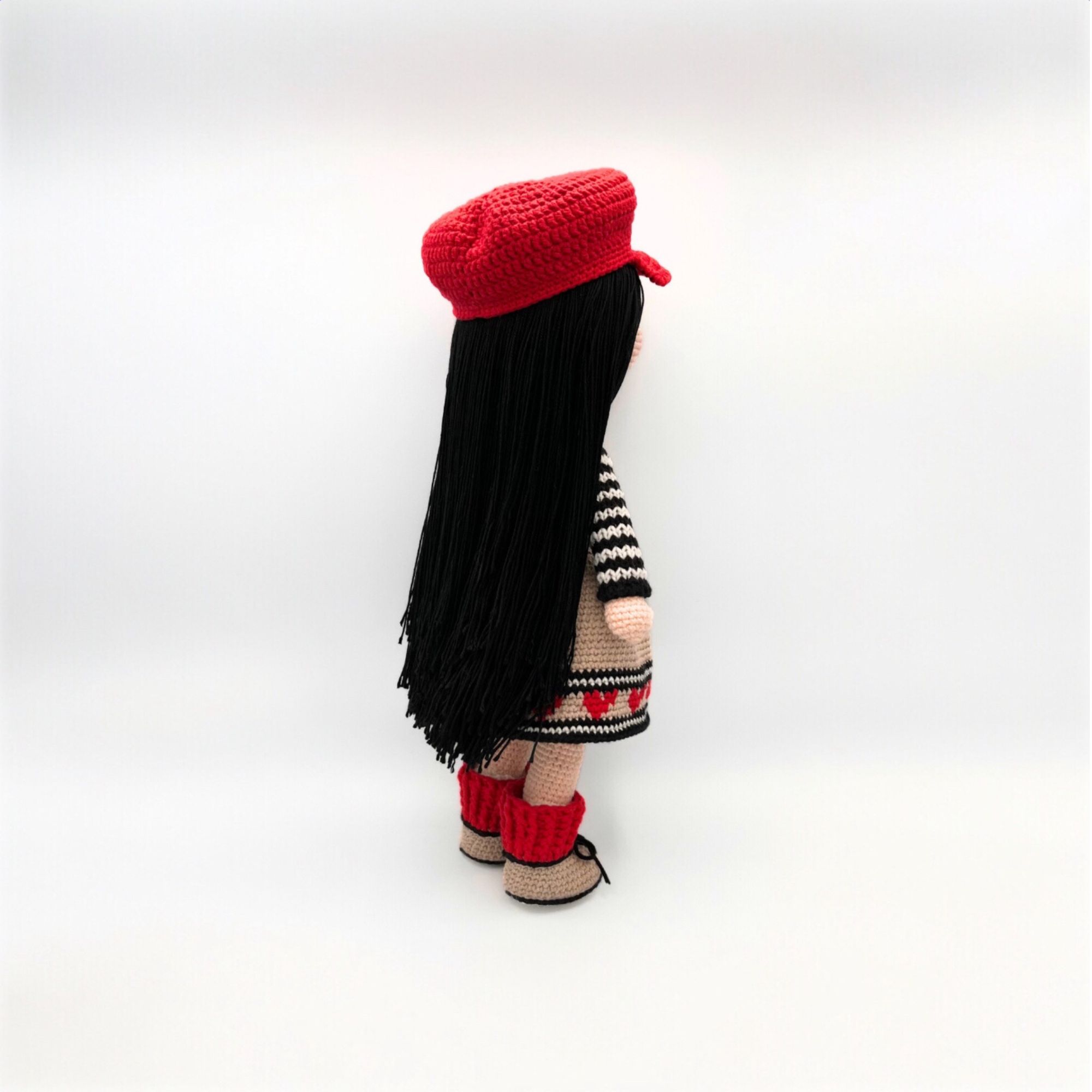 Muñeca Amigurumi de Crochet con Gorra Roja y Vestido de Corazones – 38 cm / 15 in – Mezcla sde Algodón – Coleccionable y Hecho a Mano - Imagen 10