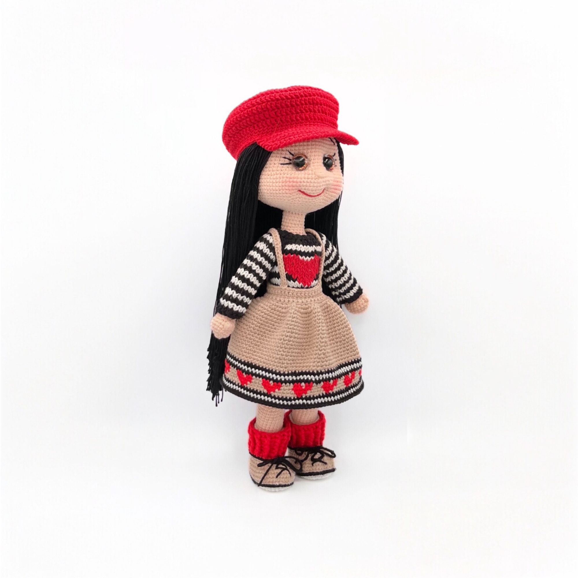 Muñeca Amigurumi de Crochet con Gorra Roja y Vestido de Corazones – 38 cm / 15 in – Mezcla sde Algodón – Coleccionable y Hecho a Mano - Imagen 8