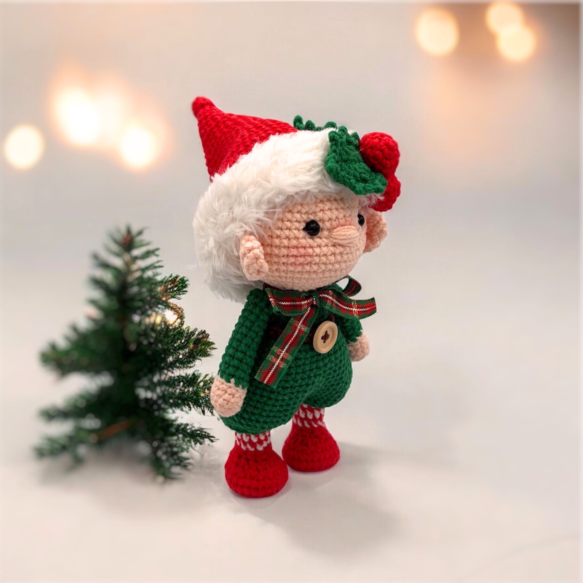 Pequeño niño elfo de navidad de crochet – 21.6 cm / 8.5 in – Mezcla de Algodón – Decoración navideña hecha a mano - Imagen 3