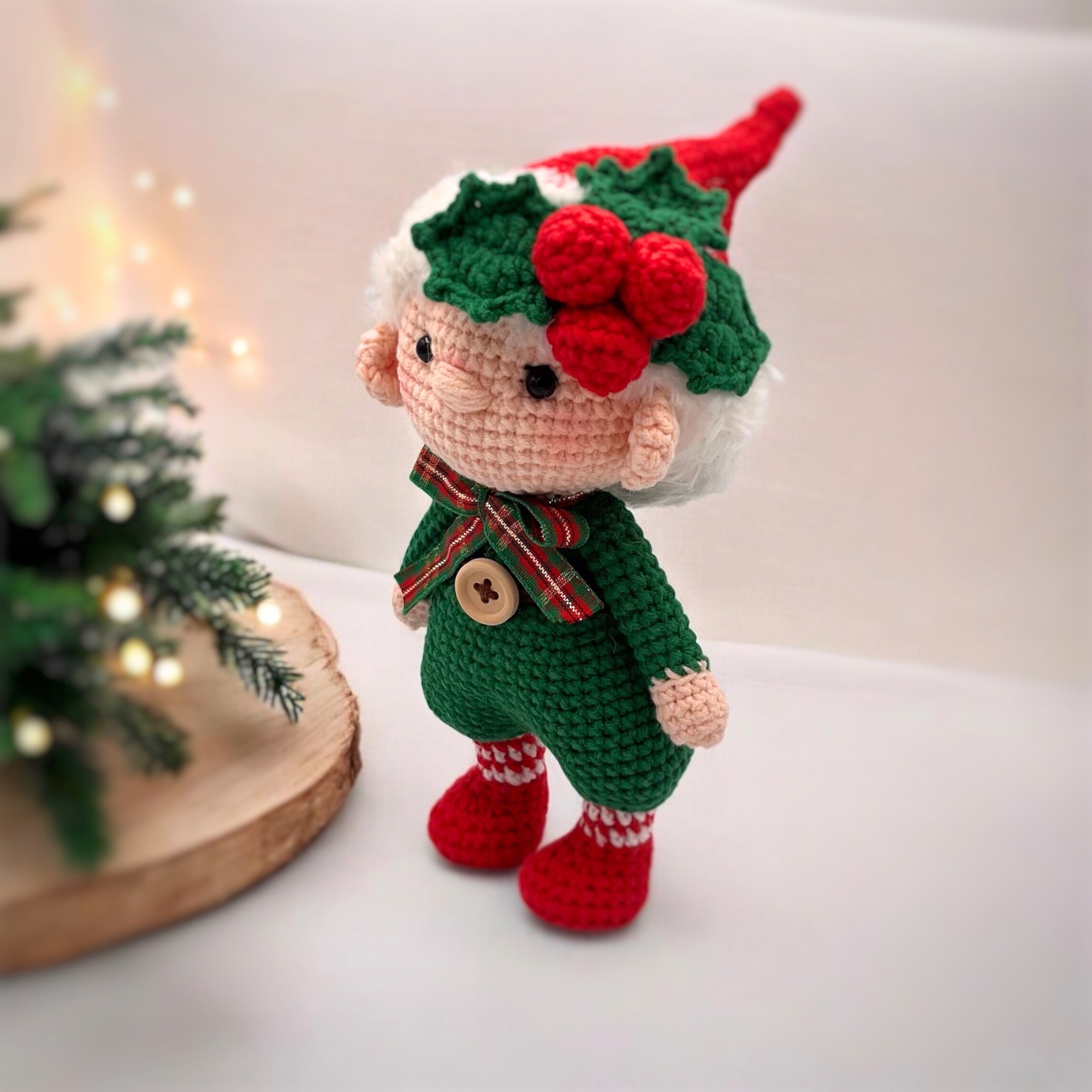 Pequeño niño elfo de navidad de crochet – 21.6 cm / 8.5 in – Mezcla de Algodón – Decoración navideña hecha a mano - Imagen 2
