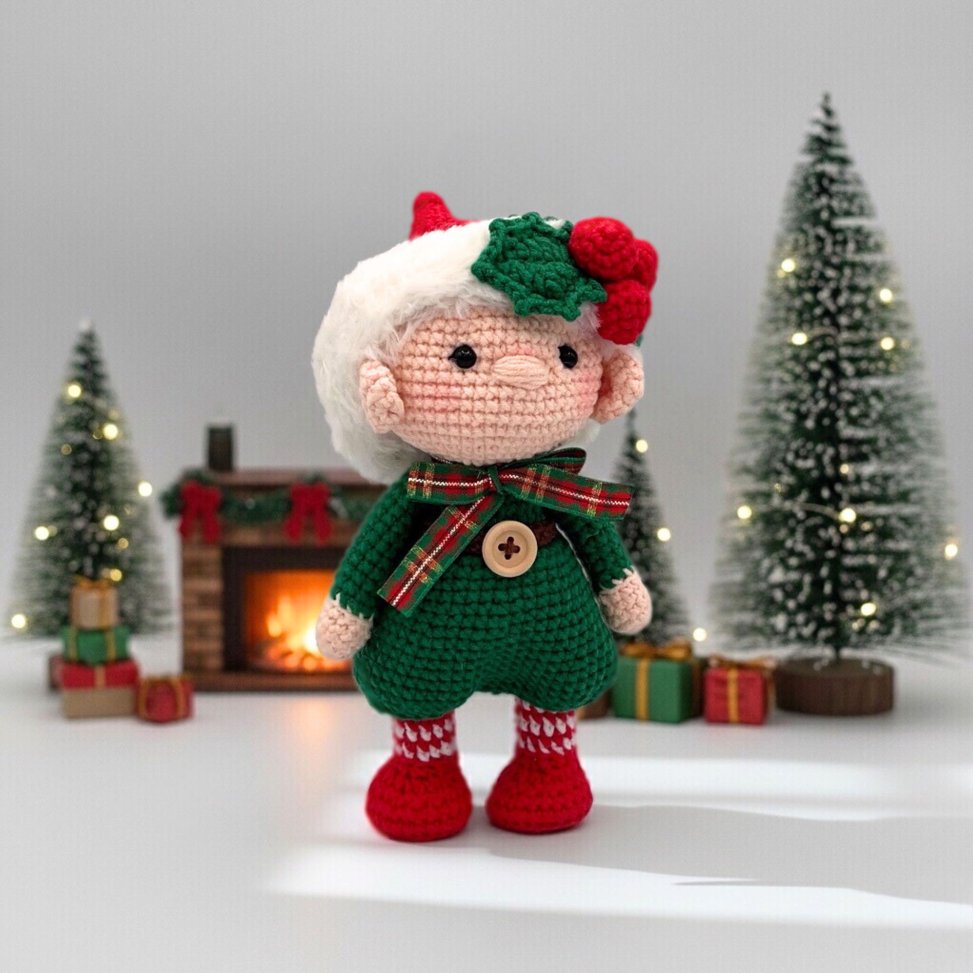 Pequeño niño elfo de navidad de crochet – 21.6 cm / 8.5 in – Mezcla de Algodón – Decoración navideña hecha a mano - Imagen 5