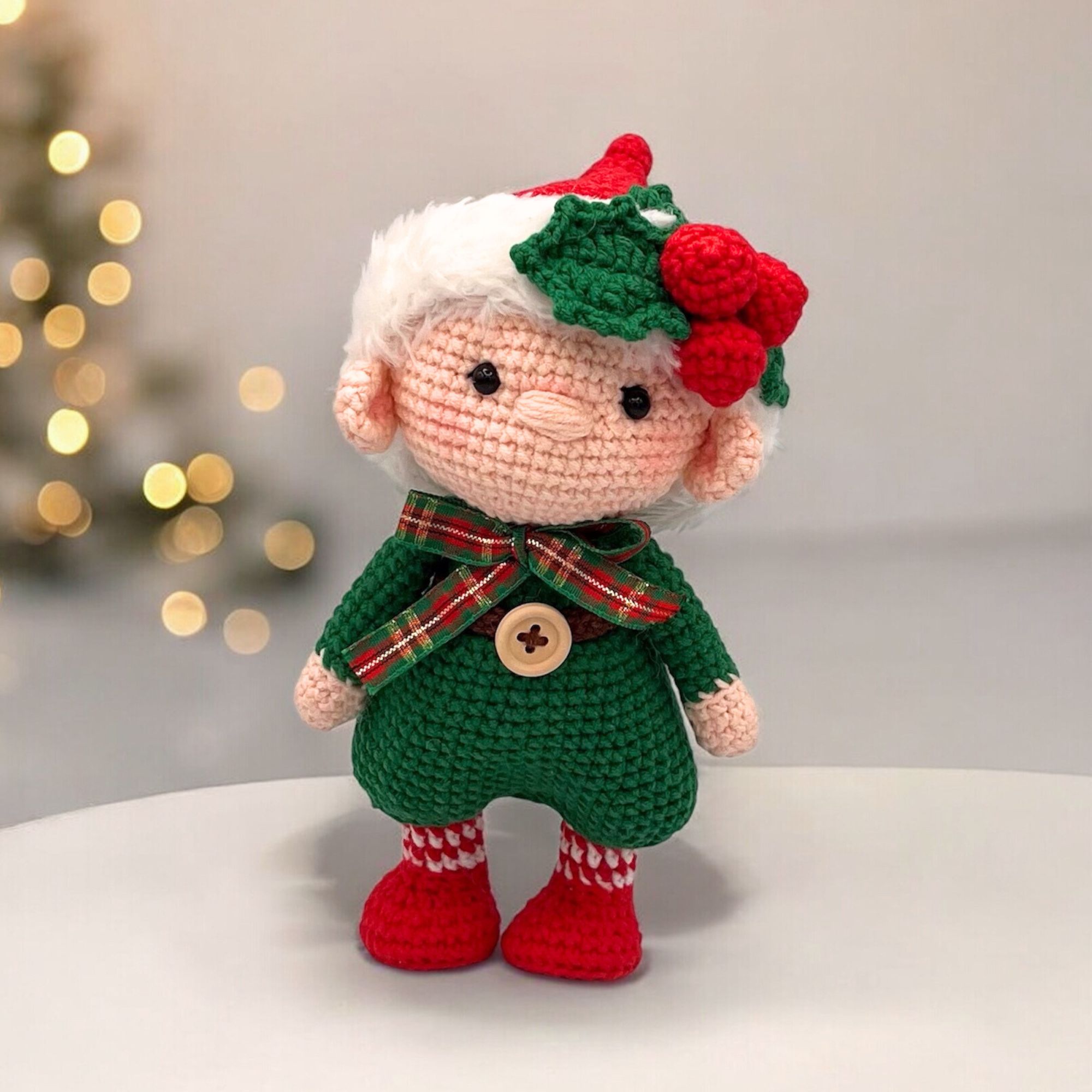 Pequeño niño elfo de navidad de crochet – 21.6 cm / 8.5 in – Mezcla de Algodón – Decoración navideña hecha a mano - Imagen 6