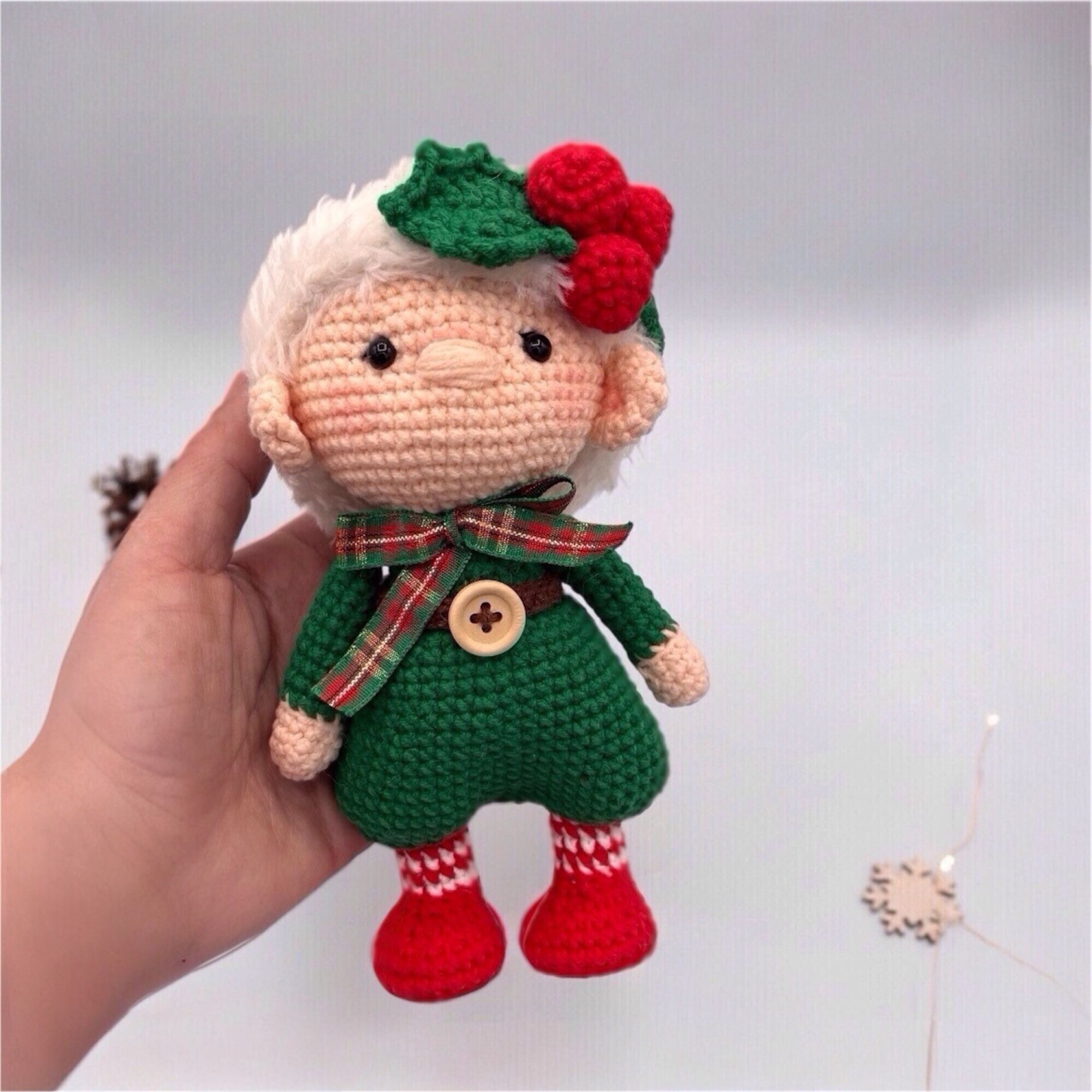 Pequeño niño elfo de navidad de crochet – 21.6 cm / 8.5 in – Mezcla de Algodón – Decoración navideña hecha a mano - Imagen 7