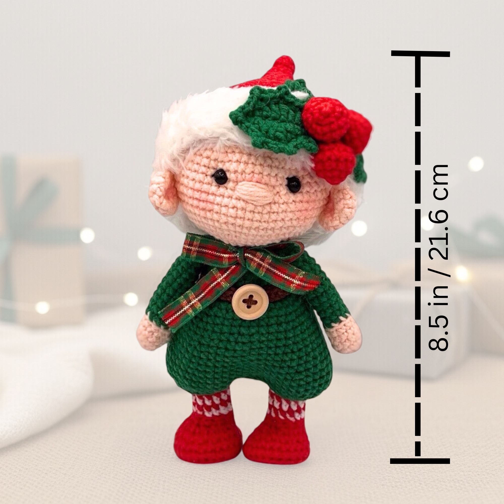 Pequeño niño elfo de navidad de crochet – 21.6 cm / 8.5 in – Mezcla de Algodón – Decoración navideña hecha a mano - Imagen 8