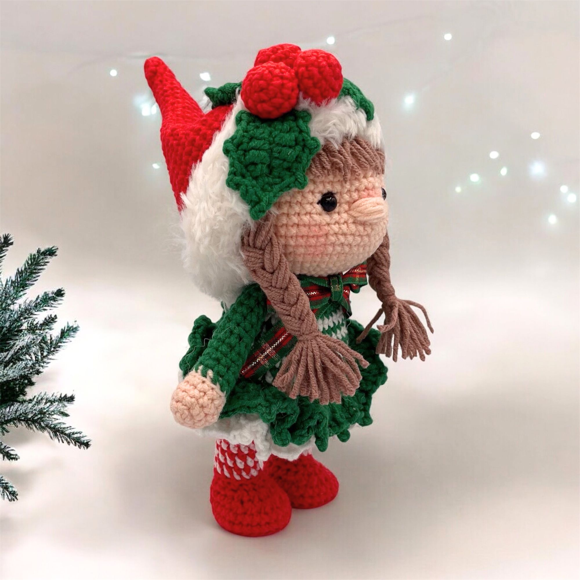 Pequeña Elfo niña de navidad de crochet – 21.6 cm / 8.5 in – Mezcla de Algodón y acrílico – Decoración navideña hecha a mano - Imagen 3