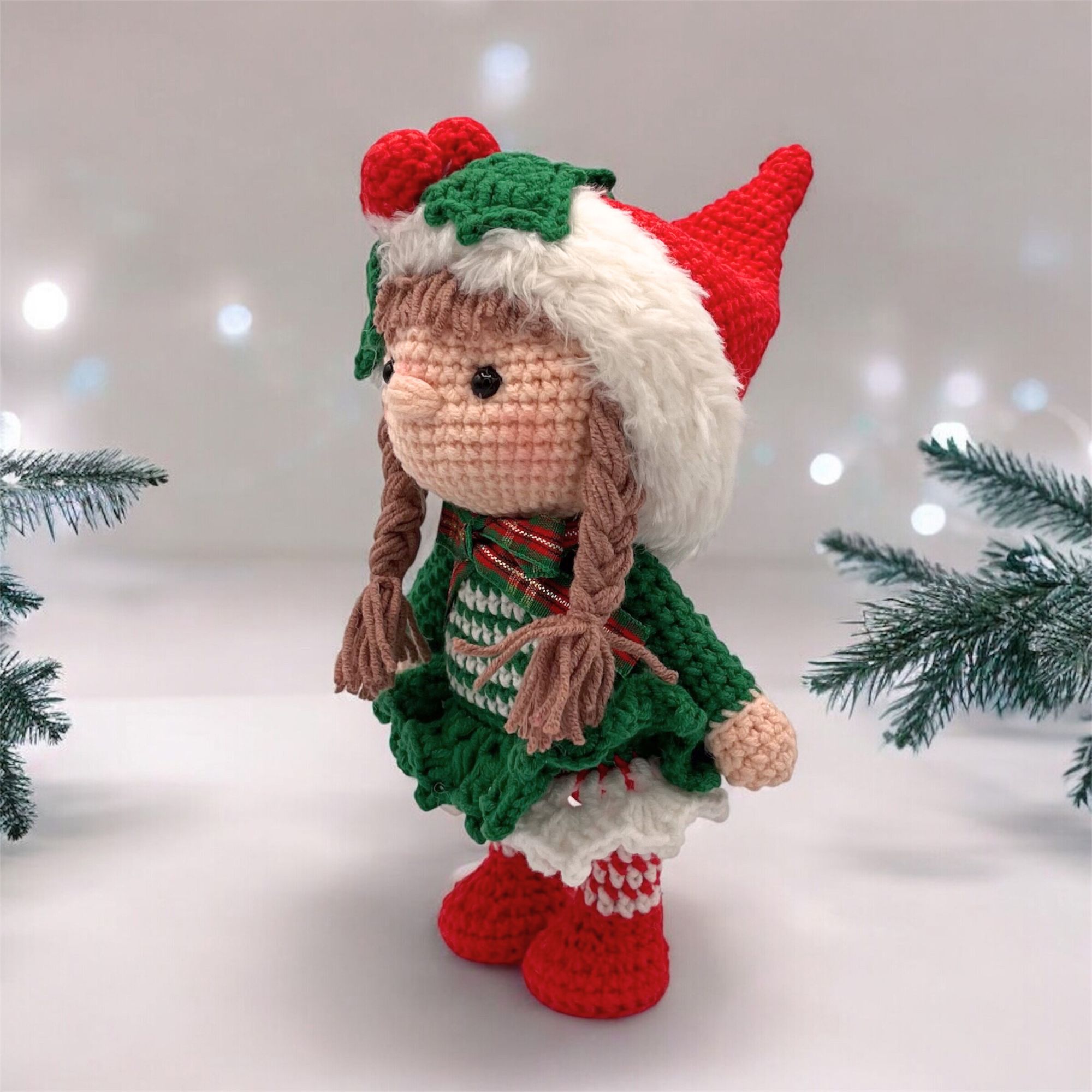 Pequeña Elfo niña de navidad de crochet – 21.6 cm / 8.5 in – Mezcla de Algodón y acrílico – Decoración navideña hecha a mano - Imagen 5