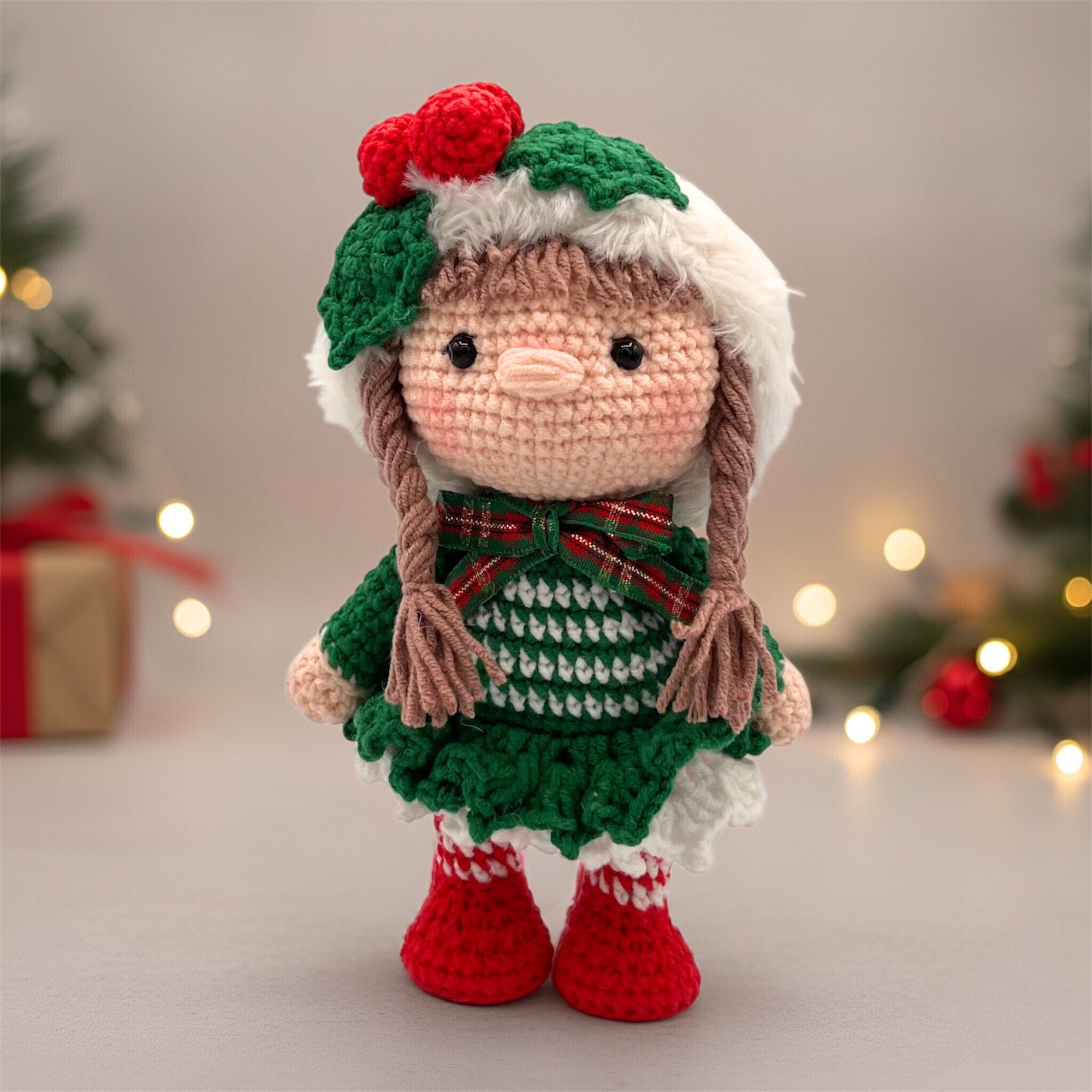 Pequeña Elfo niña de navidad de crochet – 21.6 cm / 8.5 in – Mezcla de Algodón y acrílico – Decoración navideña hecha a mano - Imagen 4