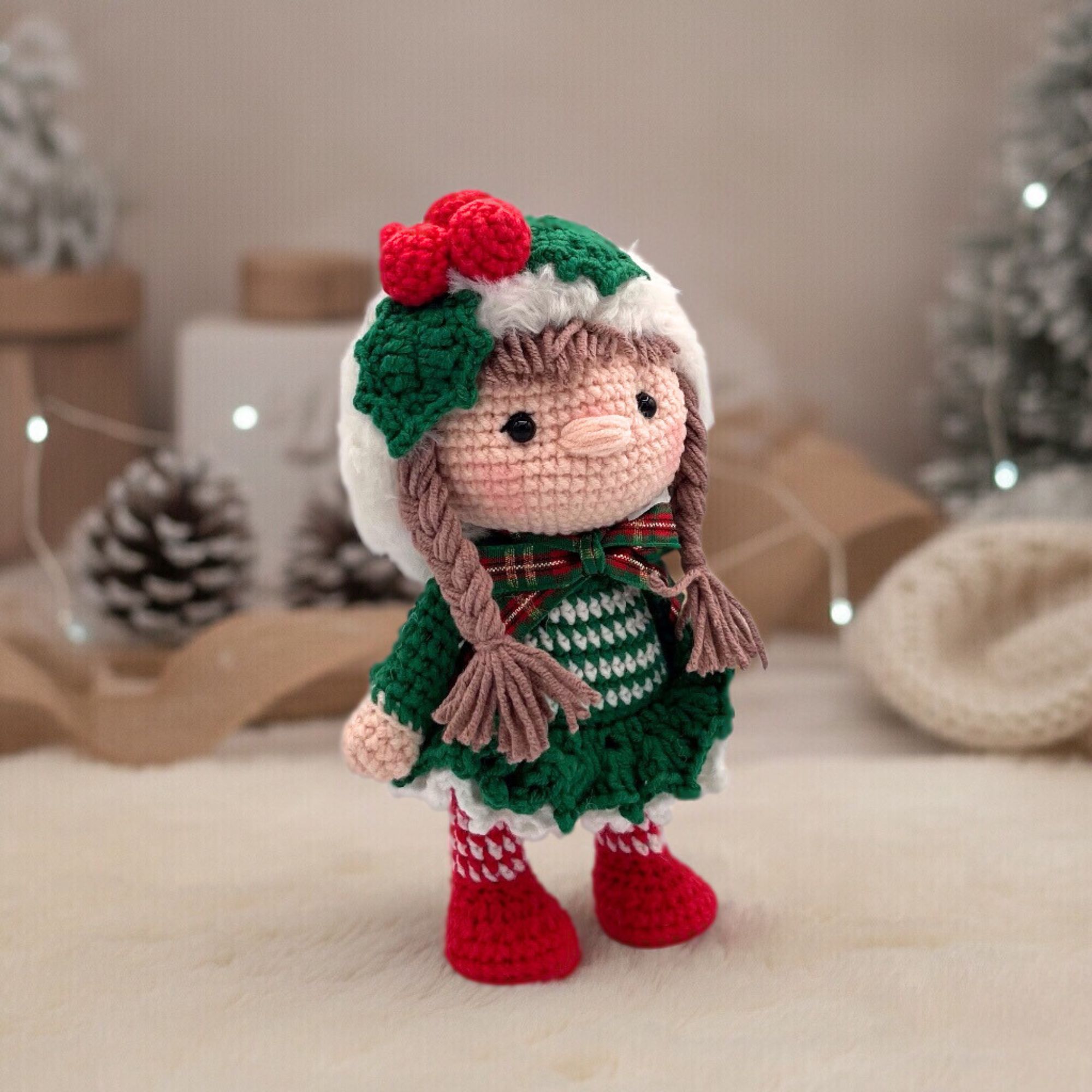 Pequeña Elfo niña de navidad de crochet – 21.6 cm / 8.5 in – Mezcla de Algodón y acrílico – Decoración navideña hecha a mano - Imagen 2