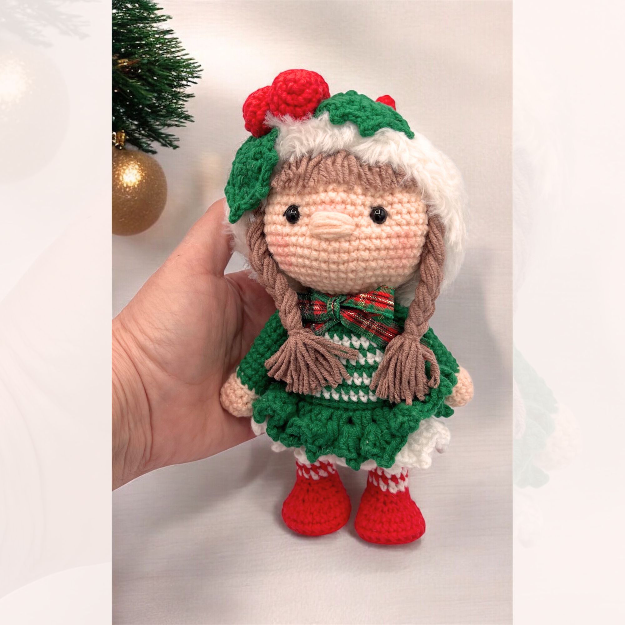 Pequeña Elfo niña de navidad de crochet – 21.6 cm / 8.5 in – Mezcla de Algodón y acrílico – Decoración navideña hecha a mano - Imagen 6