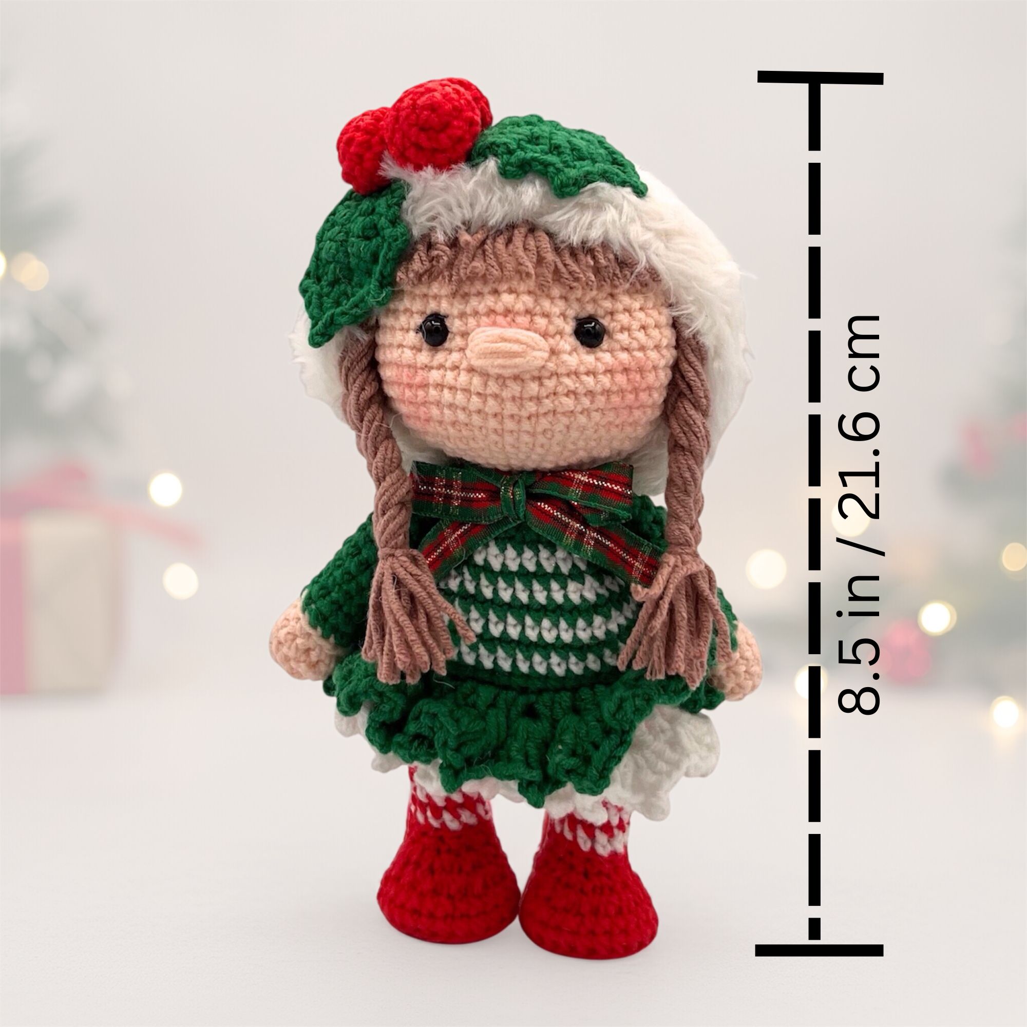 Pequeña Elfo niña de navidad de crochet – 21.6 cm / 8.5 in – Mezcla de Algodón y acrílico – Decoración navideña hecha a mano - Imagen 7