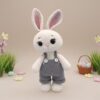 Conejo tejido a crochet – Amigurumi hecho a mano con overol (13” / 34 cm) - Imagen 9