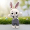Conejo tejido a crochet – Amigurumi hecho a mano con overol (13” / 34 cm) - Imagen 8