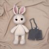 Conejo tejido a crochet – Amigurumi hecho a mano con overol (13” / 34 cm) - Imagen 4
