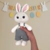 Conejo tejido a crochet – Amigurumi hecho a mano con overol (13” / 34 cm) - Imagen 5
