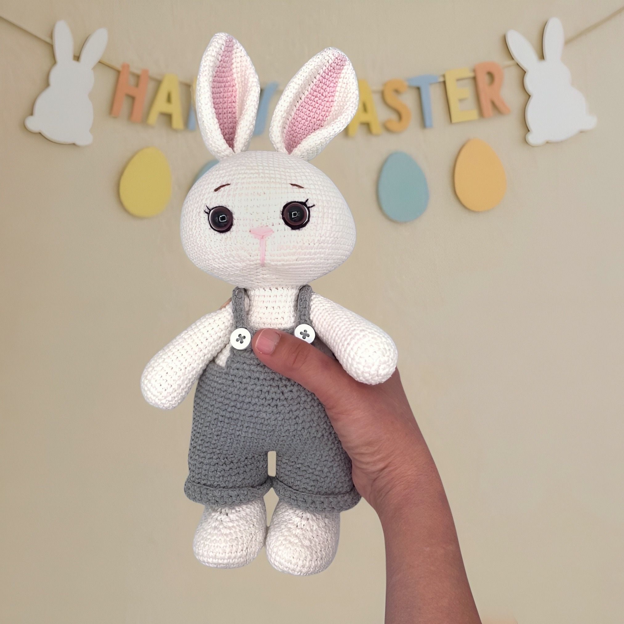 Conejo de Pascua de Crochet con Overol Removible – 34 cm / 13 in – Azul o Rosa – Mezcla de Algodón – Peluche coleccionable – Albi - Imagen 5