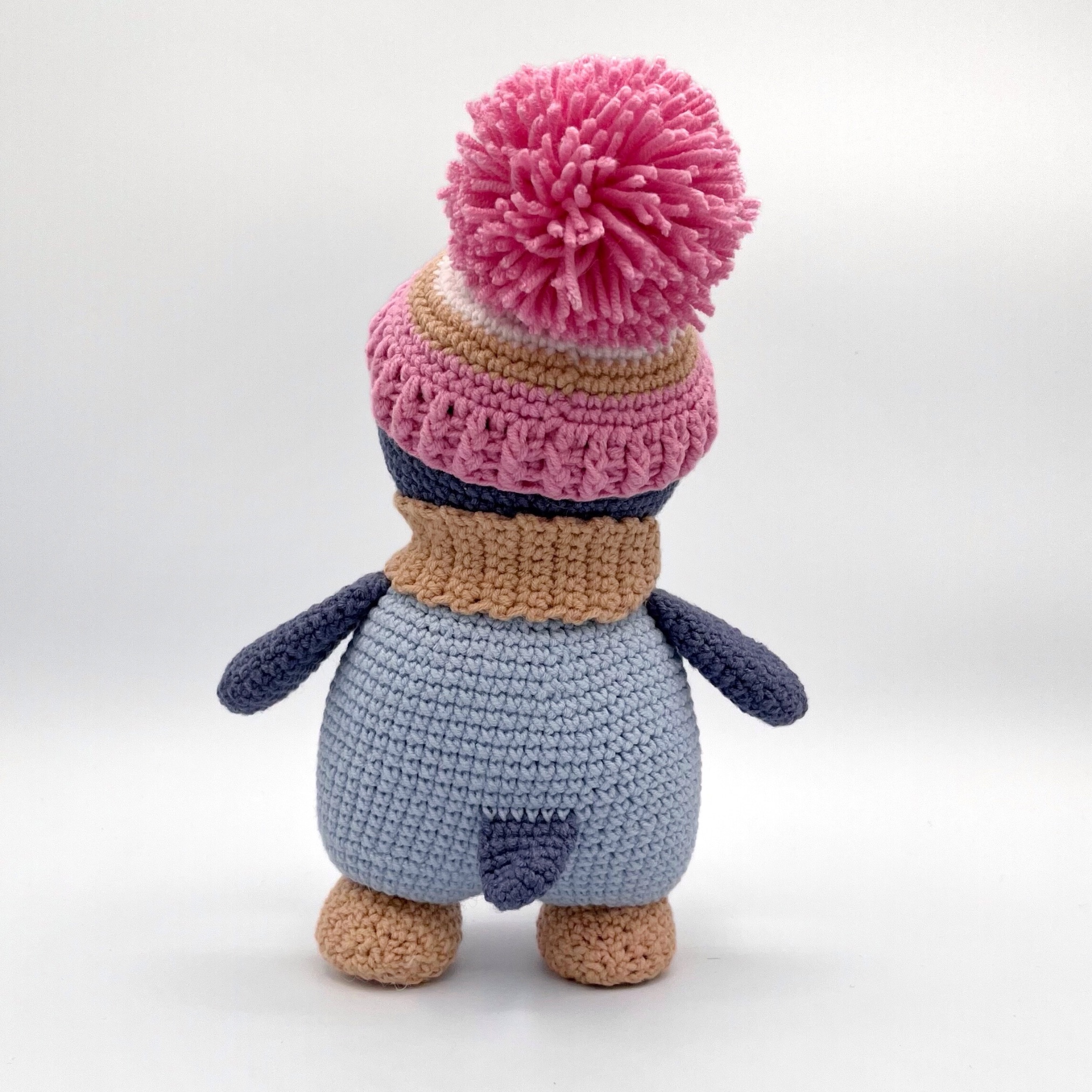 Pingüino Amigurumi Hecho a Mano – 23 cm / 9 in (incluyendo gorro) – Azul Turquesa o Rosado – Mezcla de Algodón – Peluche coleccionable - Imagen 10