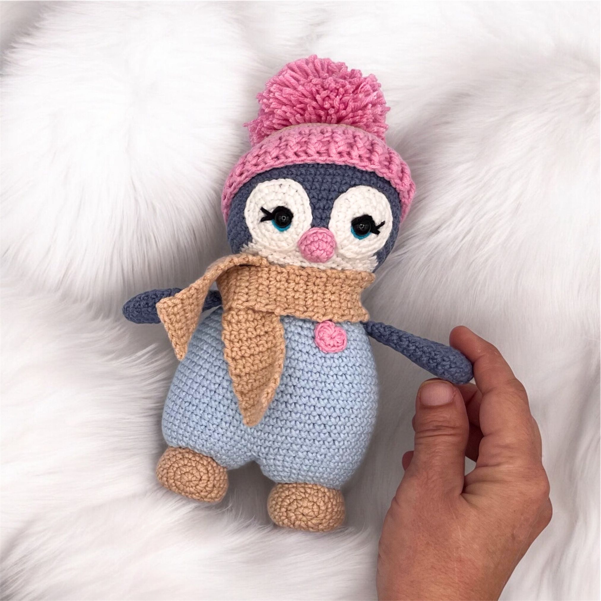 Pingüino Amigurumi Hecho a Mano – 23 cm / 9 in (incluyendo gorro) – Azul Turquesa o Rosado – Mezcla de Algodón – Peluche coleccionable - Imagen 4