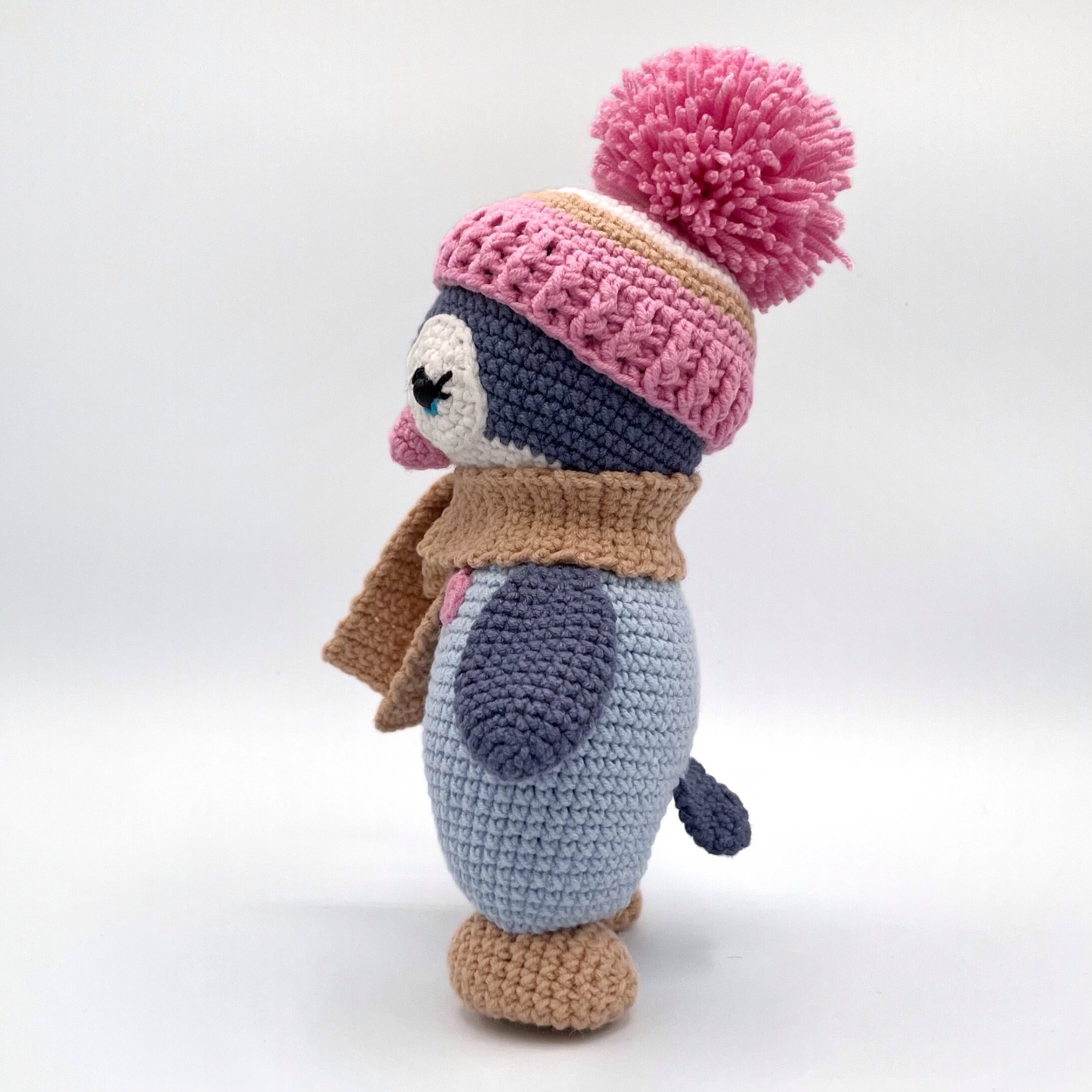 Pingüino Amigurumi Hecho a Mano – 23 cm / 9 in (incluyendo gorro) – Azul Turquesa o Rosado – Mezcla de Algodón – Peluche coleccionable - Imagen 12