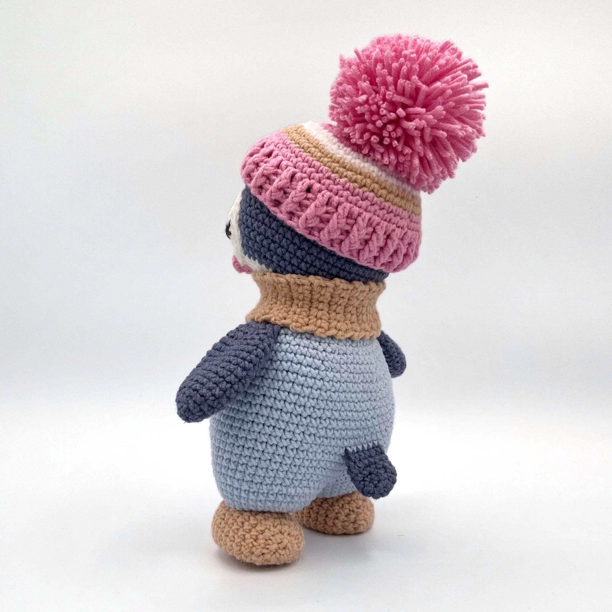 Pingüino Amigurumi Hecho a Mano – 23 cm / 9 in (incluyendo gorro) – Azul Turquesa o Rosado – Mezcla de Algodón – Peluche coleccionable - Imagen 11