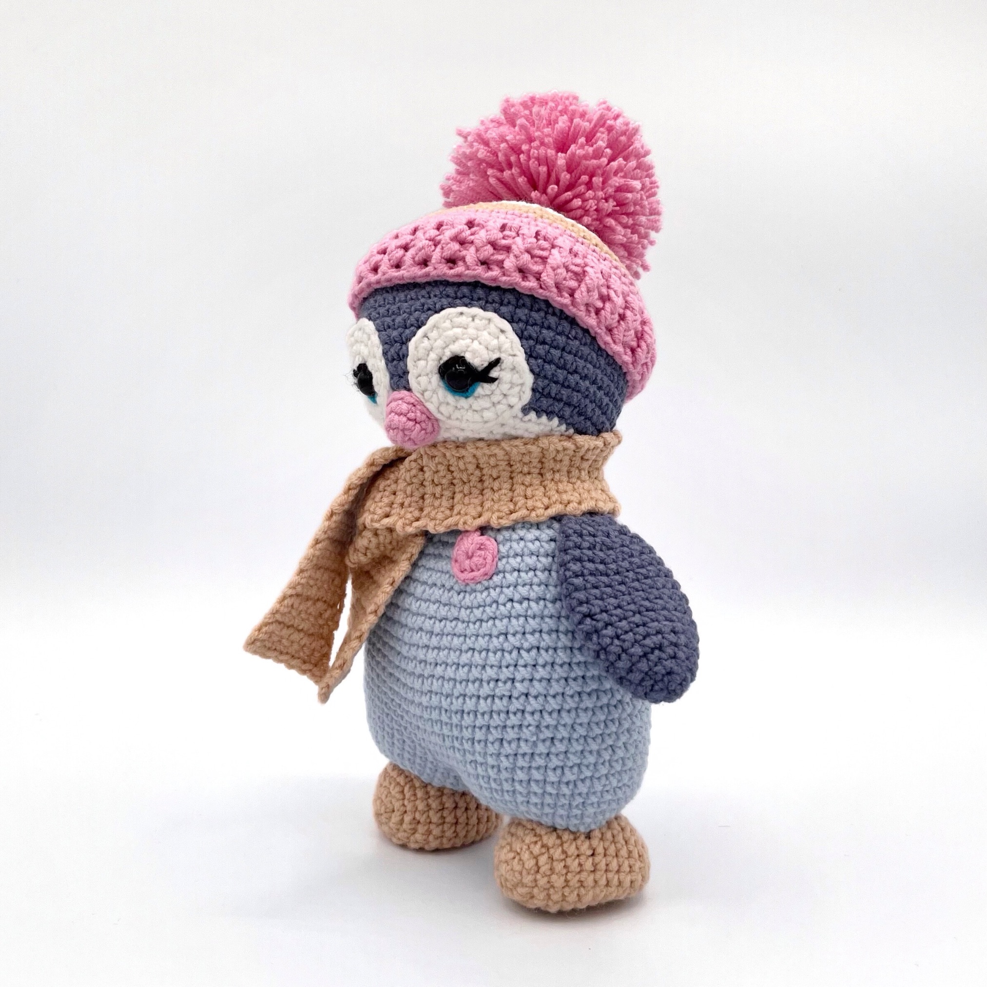 Pingüino Amigurumi Hecho a Mano – 23 cm / 9 in (incluyendo gorro) – Azul Turquesa o Rosado – Mezcla de Algodón – Peluche coleccionable - Imagen 13