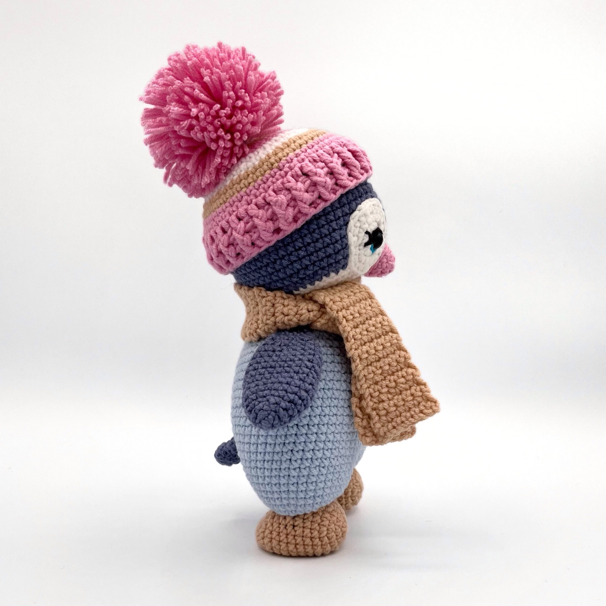Pingüino Amigurumi Hecho a Mano – 23 cm / 9 in (incluyendo gorro) – Azul Turquesa o Rosado – Mezcla de Algodón – Peluche coleccionable - Imagen 8