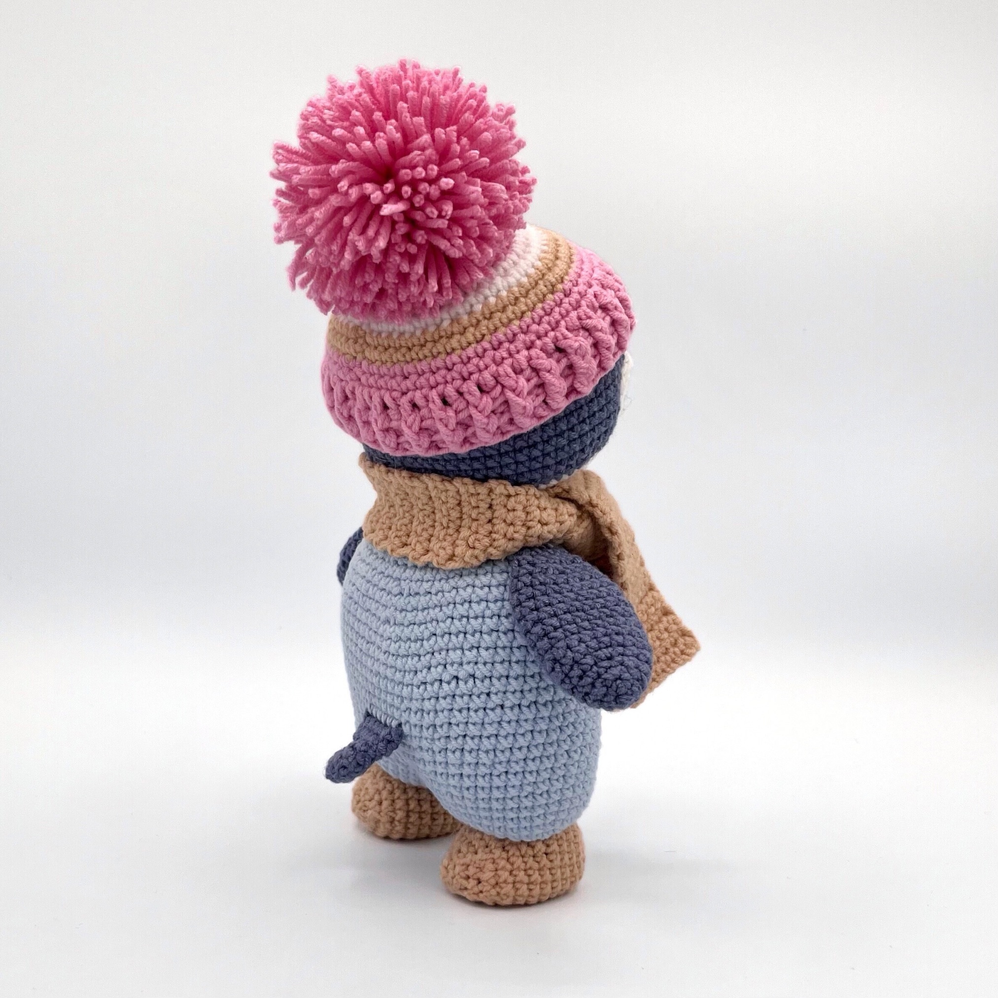 Pingüino Amigurumi Hecho a Mano – 23 cm / 9 in (incluyendo gorro) – Azul Turquesa o Rosado – Mezcla de Algodón – Peluche coleccionable - Imagen 9